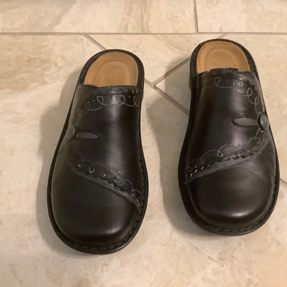 Naot Size 38 Black Mules